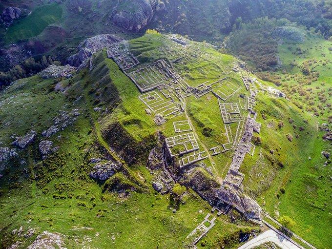 Hattusa: La capital fundada por la cultura Hatti en el año 2500 a.C., formando la base de la civilización hitita