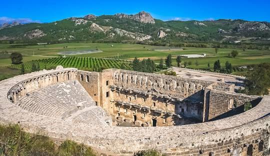 "Aspendos : Héritage du Monde Antique et Une Attraction Touristique Moderne"